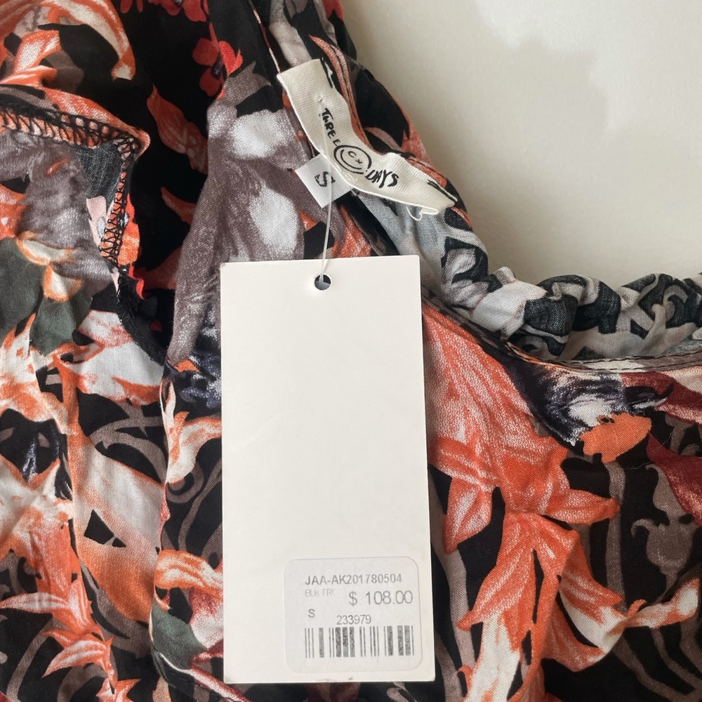 Cute stretchy crop top that was bought at LF. - Picture 3 of 3